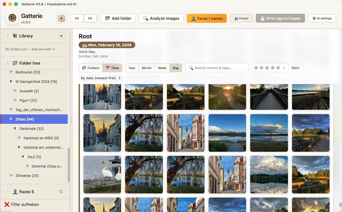 Gatterie Zeitleistenansicht mit anonymisierter Seitenleiste, Tagesansicht und Urlaubsfotos